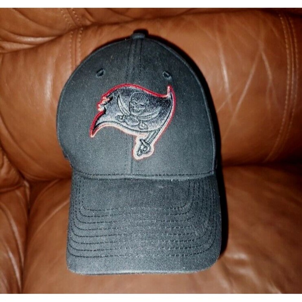 Unisex Adults Tampa Bay Buccaneers Black on Black Cap Hat One Size